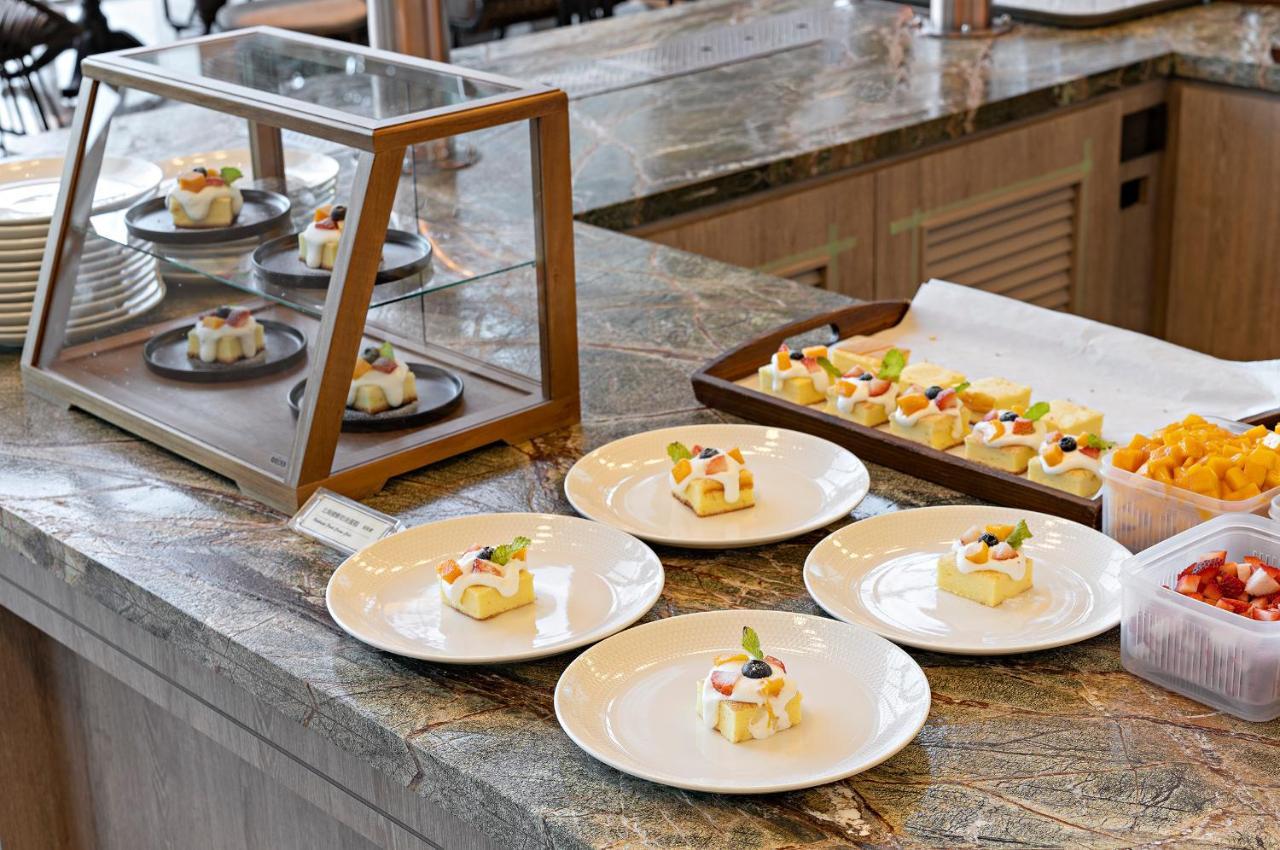 Hualien Farglory Hotel Yanliau Extérieur photo A buffet of desserts